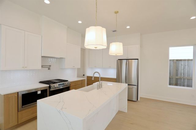 140 E 37th, Houston, TX 77018