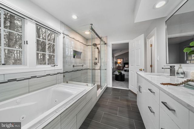 8648 CHASE GLEN CIR, Fairfax Station, VA 22039