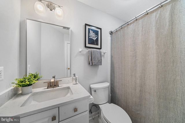 8648 CHASE GLEN CIR, Fairfax Station, VA 22039