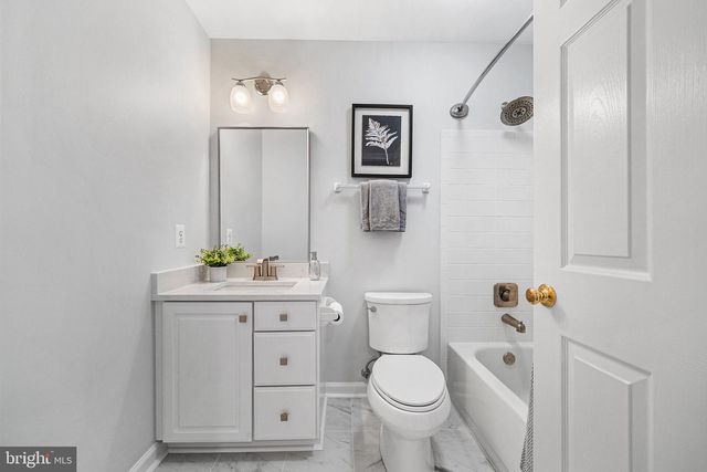 8648 CHASE GLEN CIR, Fairfax Station, VA 22039