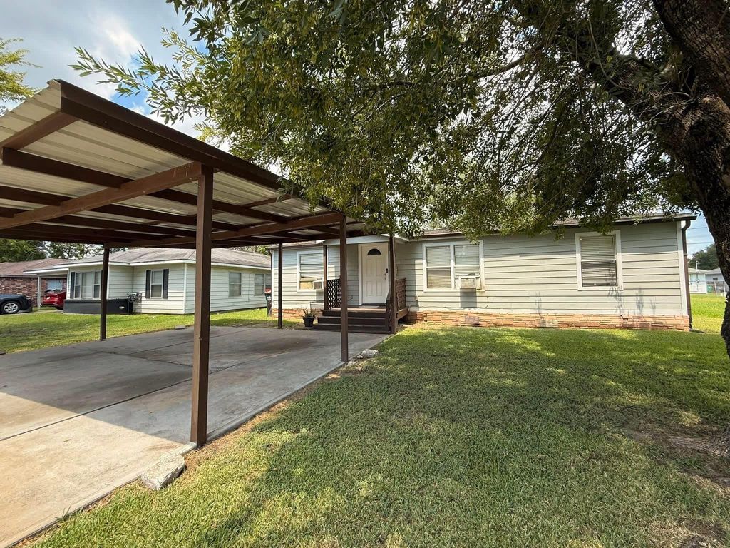2000 W W Humble Street, Baytown, TX 77520