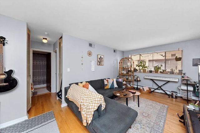 541 W OAKDALE Avenue 320, Chicago, IL 60657