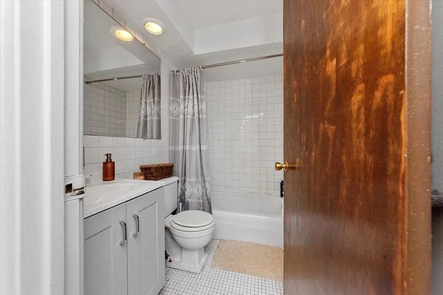 541 W OAKDALE Avenue 320, Chicago, IL 60657