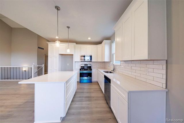 MOH 78 Round Rock Dr, Howell, MI 48843