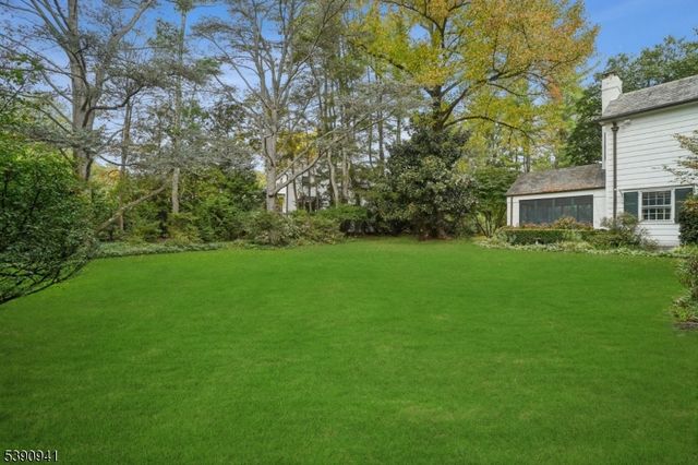 1 SLOPE DRIVE, Millburn Twp., NJ 07078