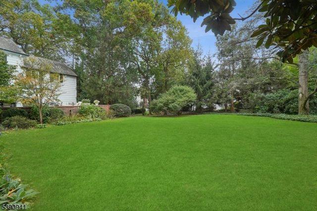 1 SLOPE DRIVE, Millburn Twp., NJ 07078