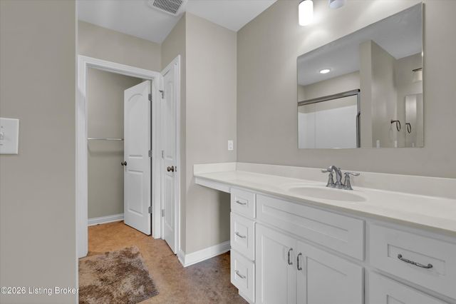 11402 River Falls Dr, Louisville, KY 40272