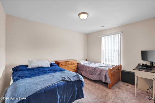 11402 River Falls Dr, Louisville, KY 40272