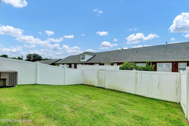 11402 River Falls Dr, Louisville, KY 40272