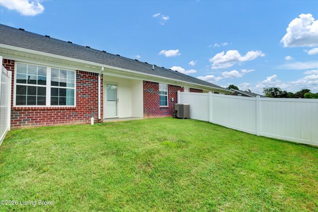 11402 River Falls Dr, Louisville, KY 40272