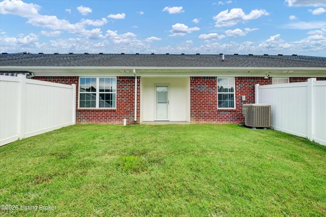 11402 River Falls Dr, Louisville, KY 40272