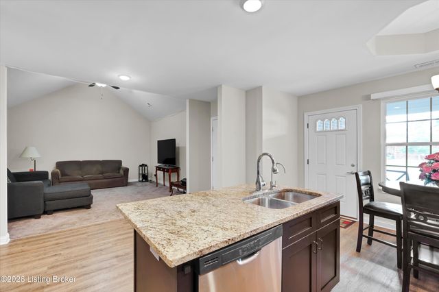 11402 River Falls Dr, Louisville, KY 40272
