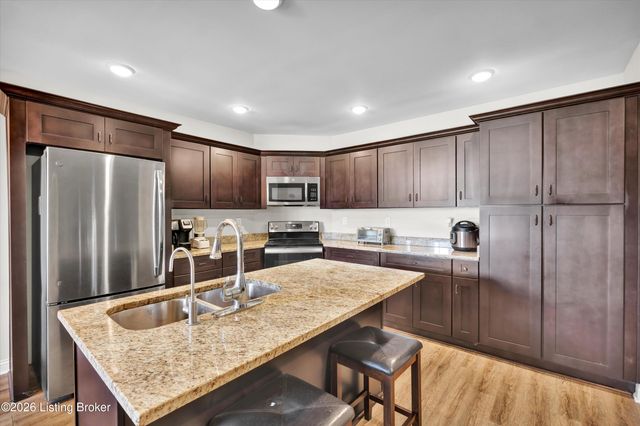 11402 River Falls Dr, Louisville, KY 40272