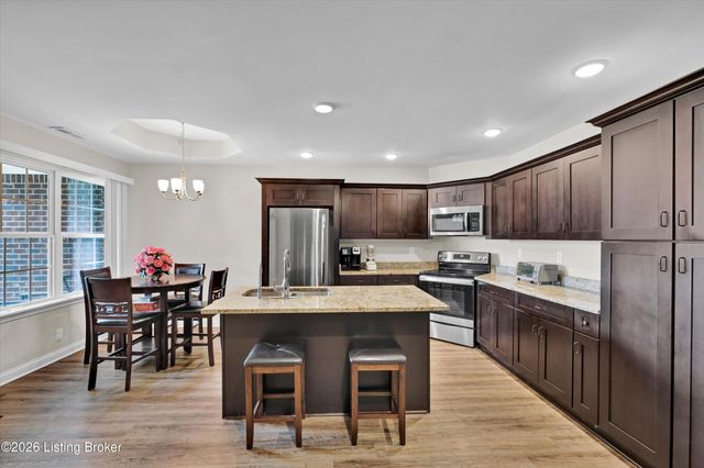 11402 River Falls Dr, Louisville, KY 40272