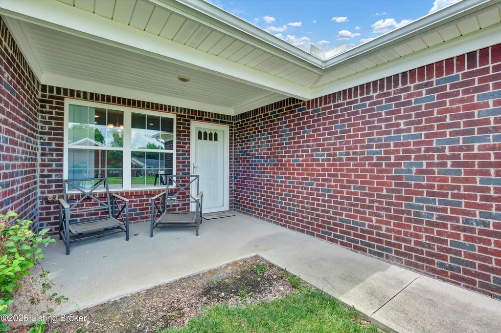 11402 River Falls Dr, Louisville, KY 40272