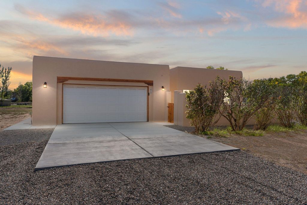 810 Paseo Del Rio Place SW, Albuquerque, NM 87105