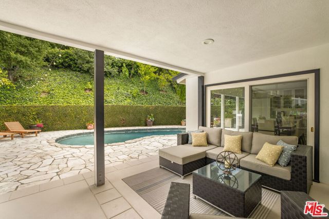 3450 Castlewoods Place, Sherman Oaks, CA 91403