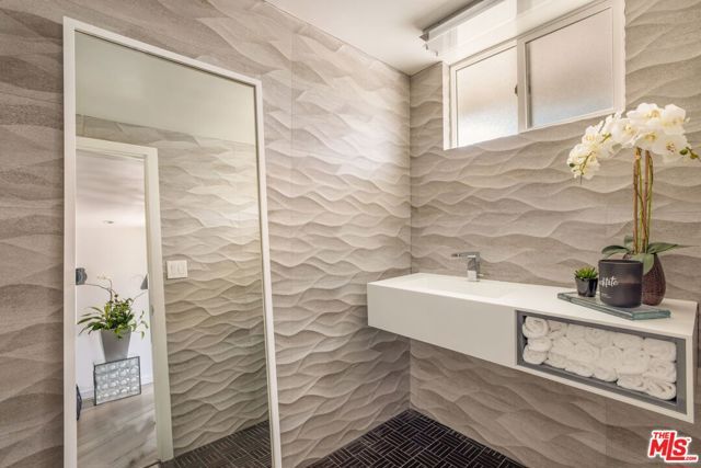 3450 Castlewoods Place, Sherman Oaks, CA 91403