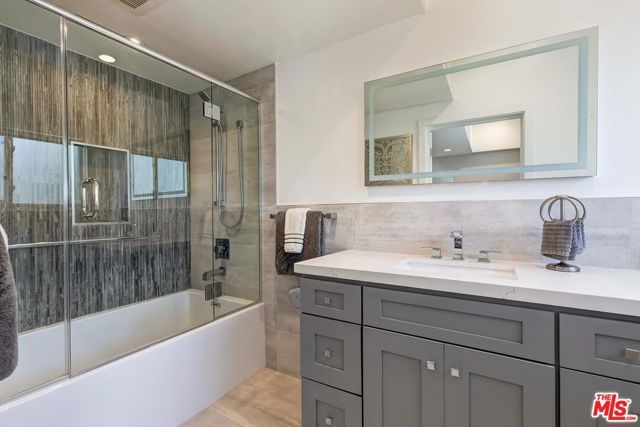 3450 Castlewoods Place, Sherman Oaks, CA 91403
