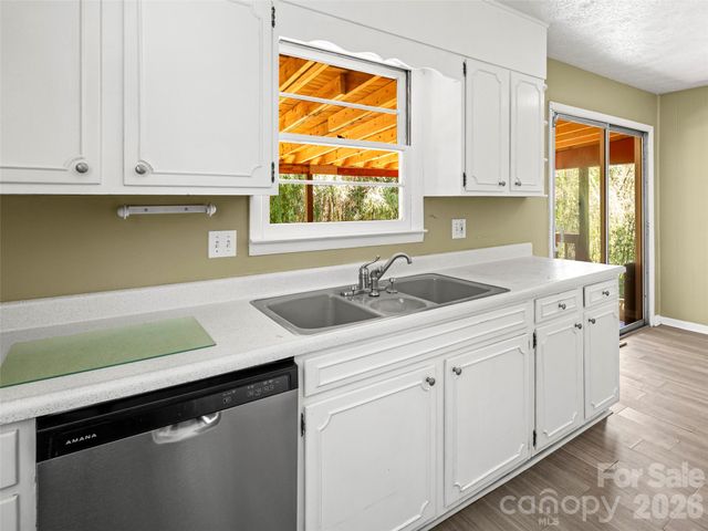 32 Hillendale Road, Asheville, NC 28805