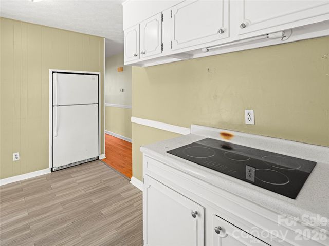 32 Hillendale Road, Asheville, NC 28805