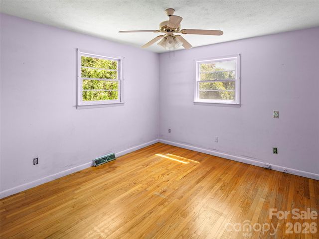 32 Hillendale Road, Asheville, NC 28805