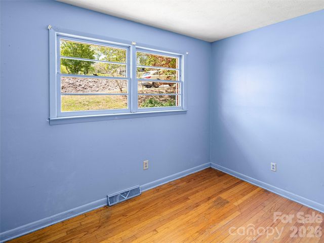 32 Hillendale Road, Asheville, NC 28805