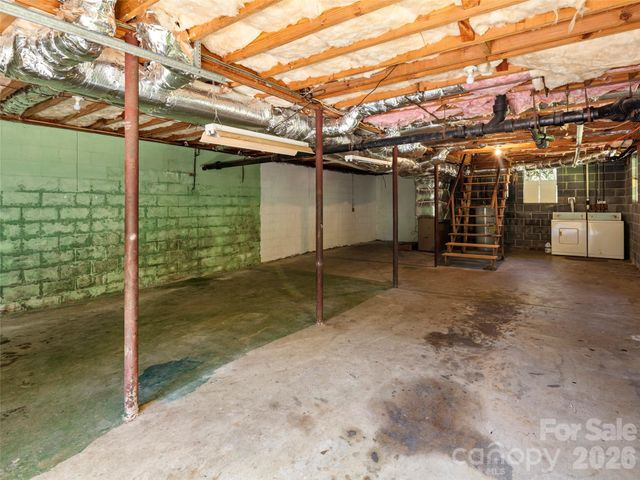 32 Hillendale Road, Asheville, NC 28805