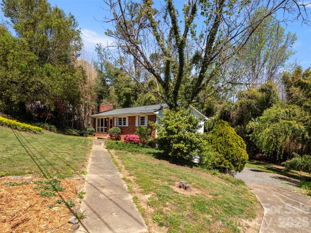 32 Hillendale Road, Asheville, NC 28805