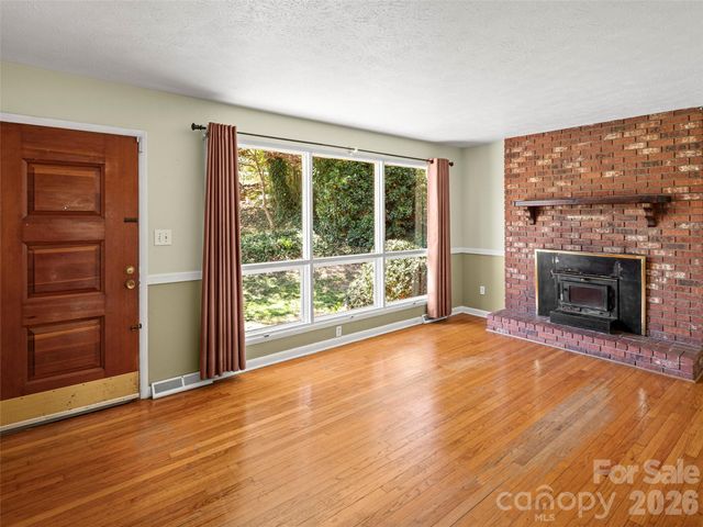 32 Hillendale Road, Asheville, NC 28805