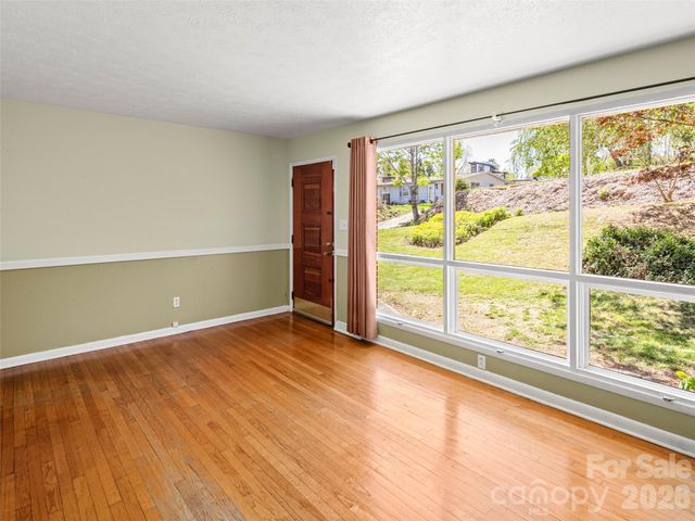 32 Hillendale Road, Asheville, NC 28805