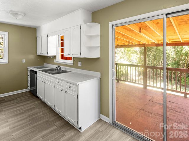 32 Hillendale Road, Asheville, NC 28805