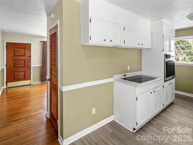 32 Hillendale Road, Asheville, NC 28805