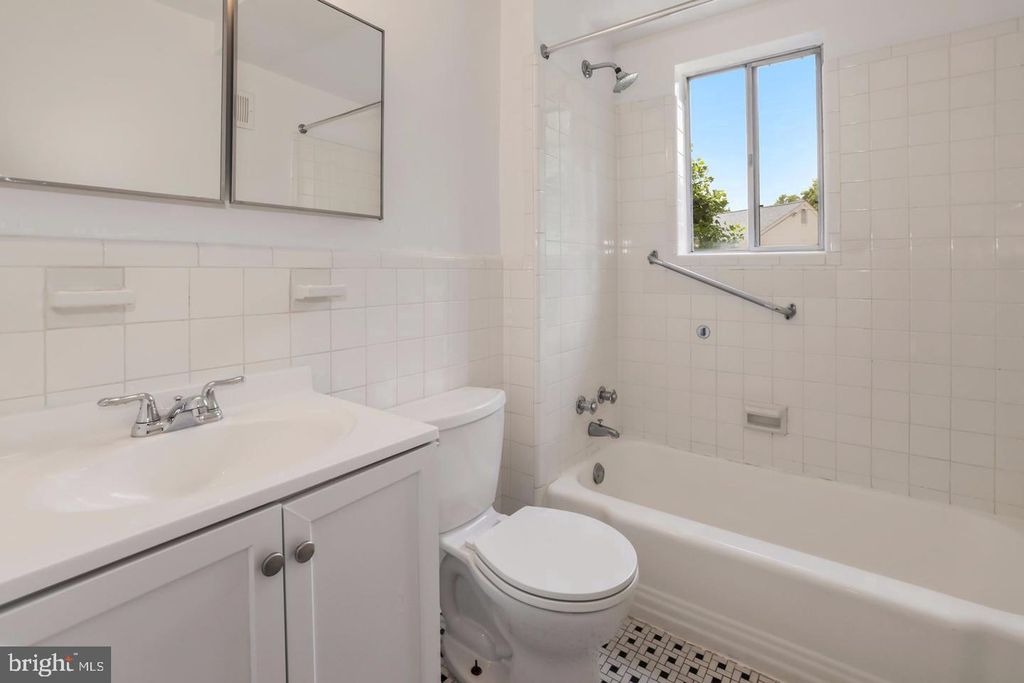 Image 10 of property listing at 5007 SENTINEL DR #45, Bethesda, MD 20816