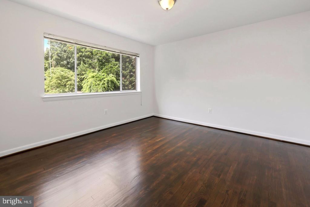 Image 11 of property listing at 5007 SENTINEL DR #45, Bethesda, MD 20816