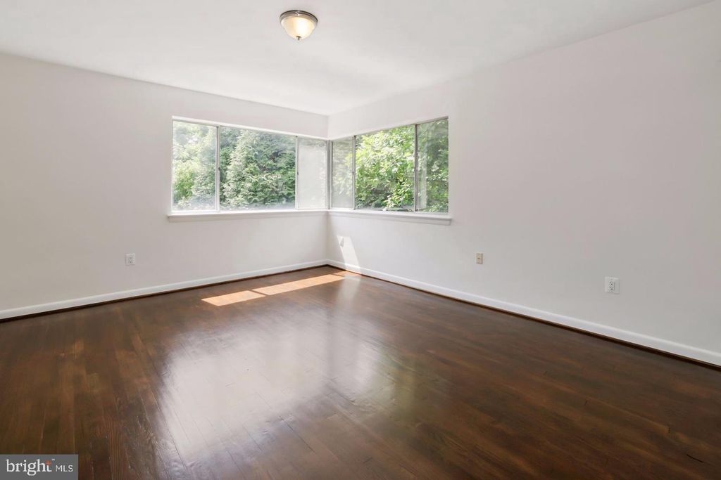 Image 13 of property listing at 5007 SENTINEL DR #45, Bethesda, MD 20816