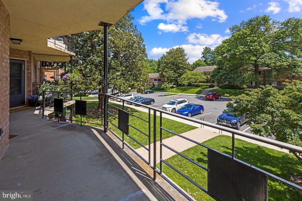 Image 3 of property listing at 5007 SENTINEL DR #45, Bethesda, MD 20816