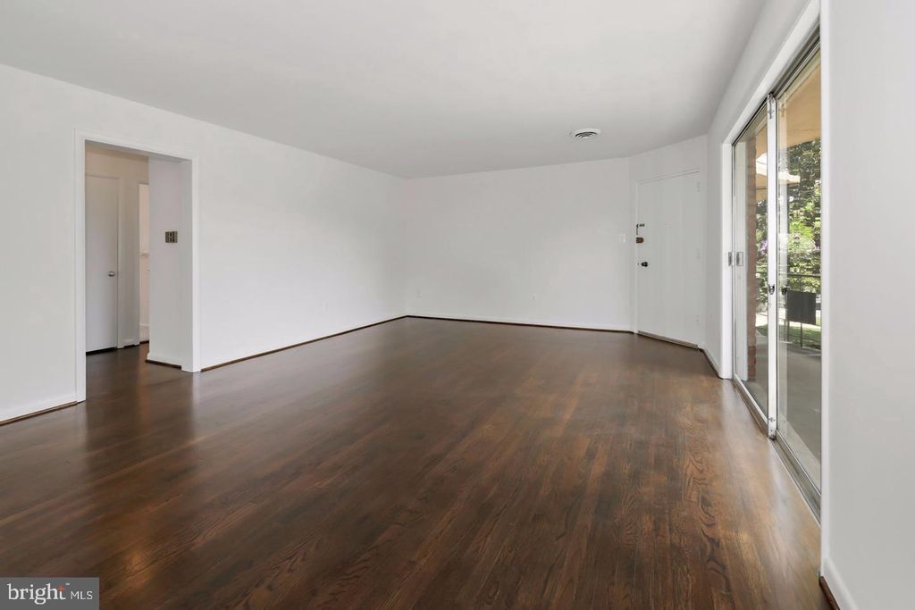 Image 5 of property listing at 5007 SENTINEL DR #45, Bethesda, MD 20816