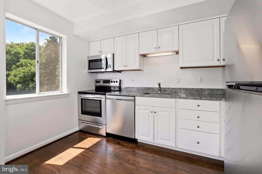 Image 8 of property listing at 5007 SENTINEL DR #45, Bethesda, MD 20816