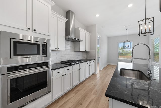 204 AZALEA ALY, Castroville, TX 78009