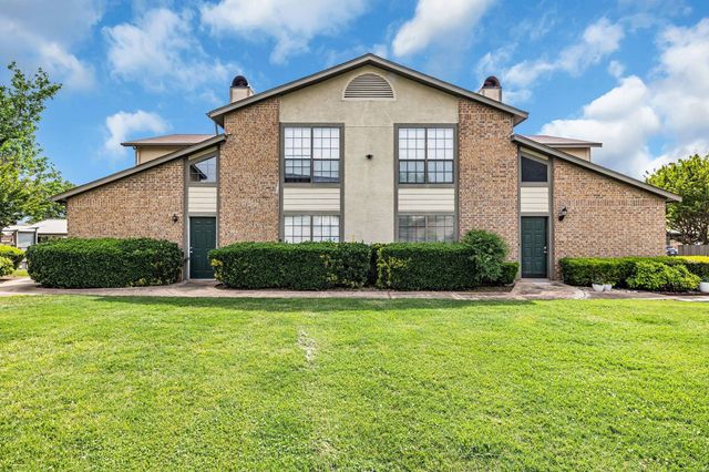 332 W Harwood Road B, Hurst, TX 76054