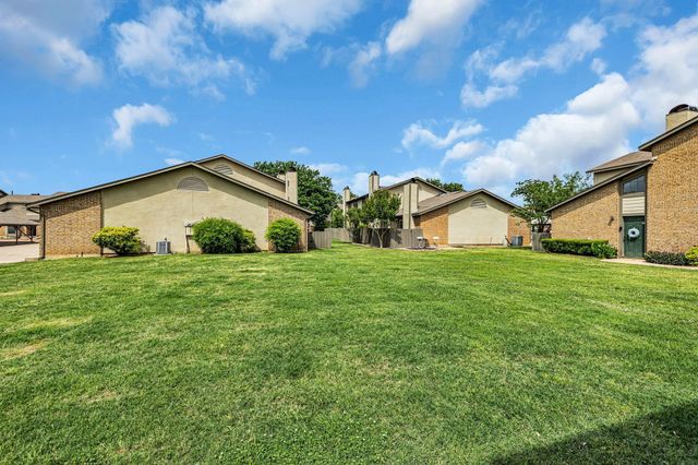 332 W Harwood Road B, Hurst, TX 76054
