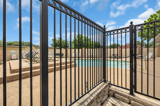 332 W Harwood Road B, Hurst, TX 76054