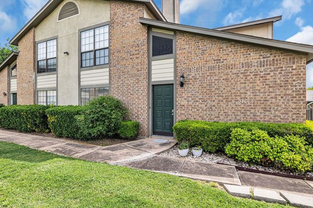 332 W Harwood Road B, Hurst, TX 76054