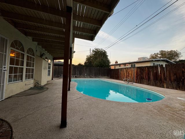 214 Lowell Drive, Bakersfield, CA 93308