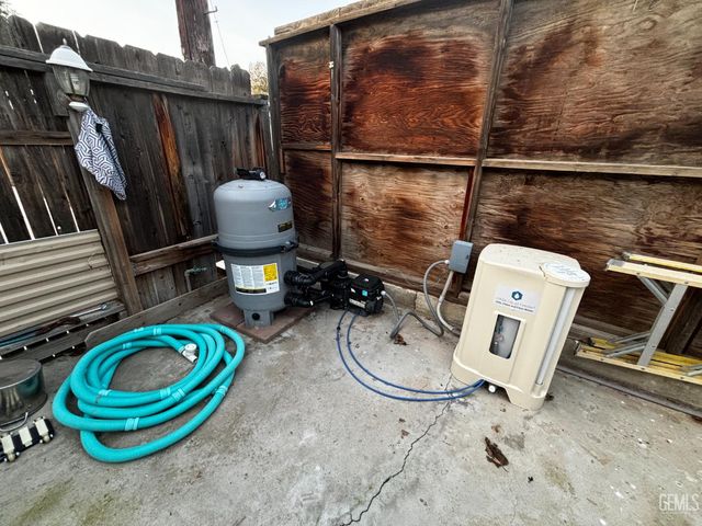 214 Lowell Drive, Bakersfield, CA 93308