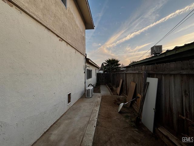 214 Lowell Drive, Bakersfield, CA 93308