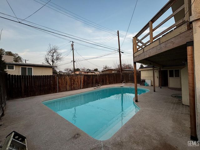 214 Lowell Drive, Bakersfield, CA 93308