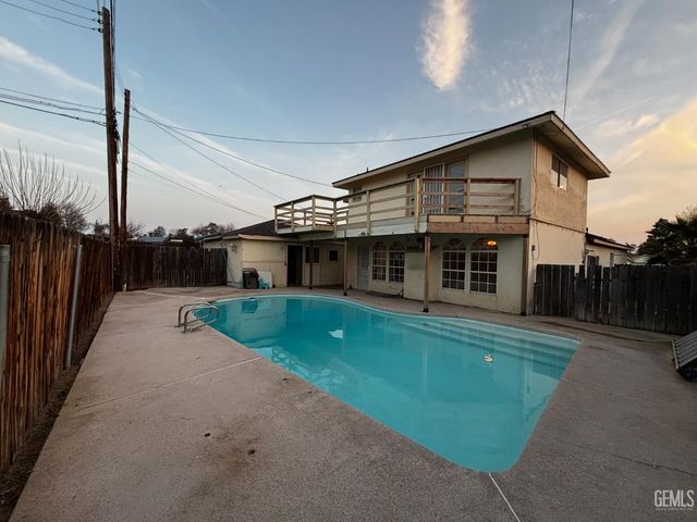 214 Lowell Drive, Bakersfield, CA 93308