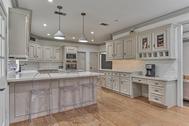 42 Golden Shadow Circle, The Woodlands, TX 77381